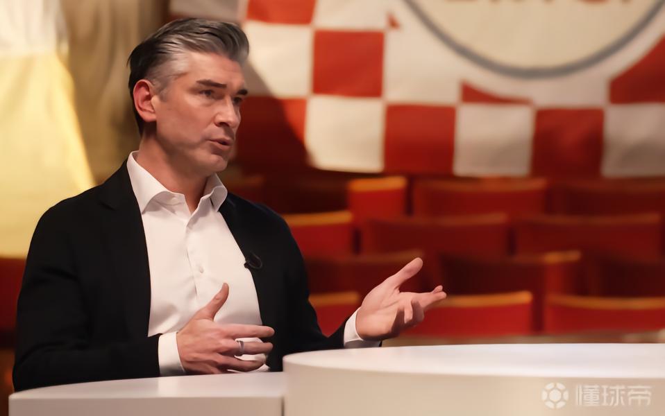 记者：尽管新月有意利物浦体育总监休斯，但他今夏不会离队